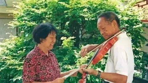 90岁袁隆平“撒狗粮”：相恋一个月闪婚 却宠她57年