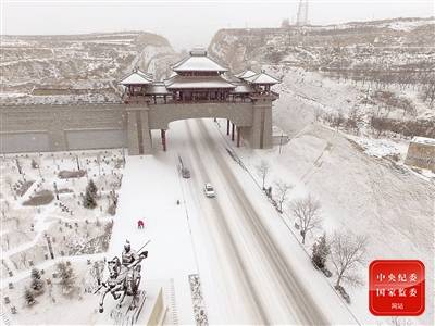 甘肃省榆中县花费巨资，在栖云北路与312国道交汇处、栖云北路入城口处建设了两座高28米、宽145米的秦汉仿古城门。图为2019年初拍摄的榆中县城南城门。张蕊摄