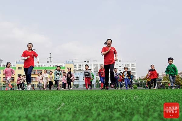 云南省开远市第二幼儿园因为孩子们的回归变得热闹起来，他们在老师的带领下一齐奔向球场，锻炼身体，开启幼儿园里的欢乐童年。（云南省开远市纪委监委供李娅玲摄）