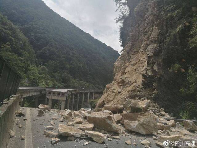 京昆高速四川雅西段发生山体滑坡致桥梁断裂 道路中断