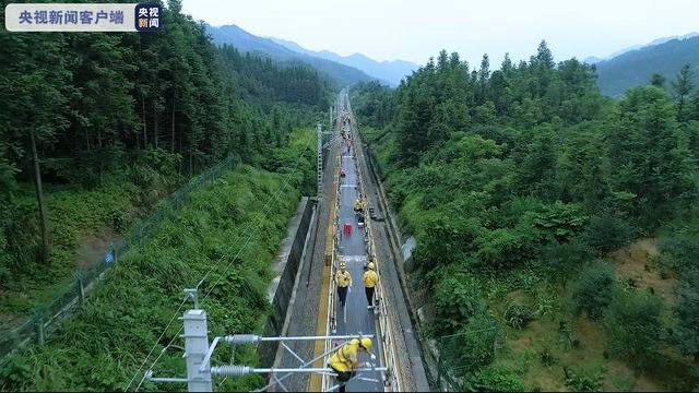 焦柳铁路广西段接触网送电成功 即将步入电气时代