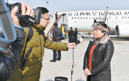 全国人大代表雷燕琴(右一)接受记者采访。新华社记者李鑫/摄