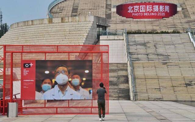 北京国际摄影周本周日登陆中华世纪坛，将开放一个月夜场