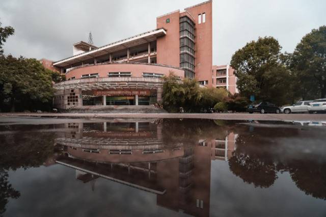 每一帧都是壁纸！雨中浙师竟美成这样…你那儿也下雨了吗？