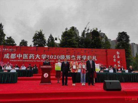 成中医开学，感动全网的跪地救人女大学生获奖