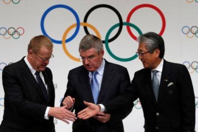 竹田恒和（右）与国际奥委会官员