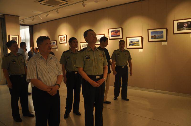 传承抗战与抗美援朝精神，上海警备区举办老干部书画摄影展