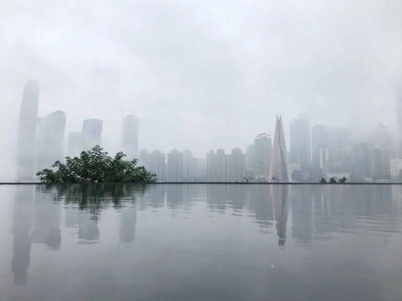 细雨绵绵，母城渝中被雨雾笼罩。邹乐摄