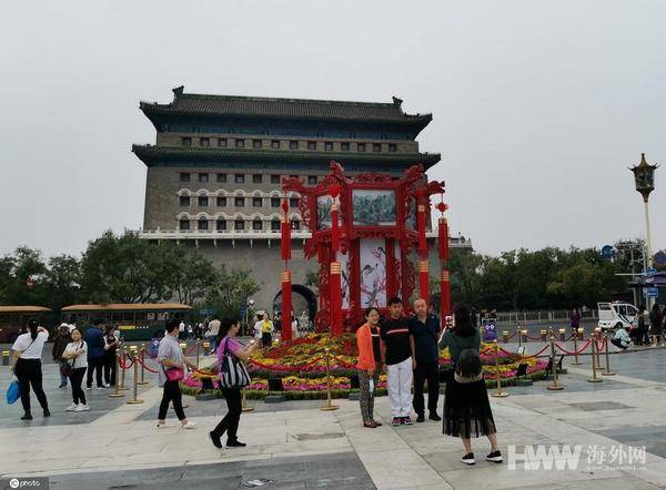 2020年9月23日报道，北京前门大街及周边装扮一新，花团锦簇，喜迎国庆、中秋佳节到来。（供图：东方IC）