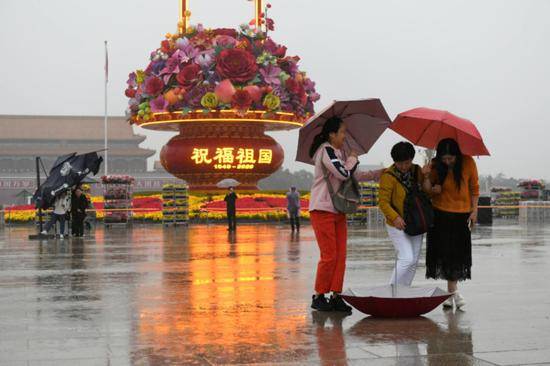 天安门广场“大花篮”雨中初亮相(图)