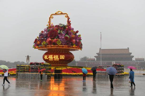 天安门广场“大花篮”雨中初亮相(图)