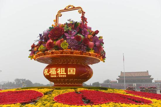 天安门广场“大花篮”雨中初亮相(图)