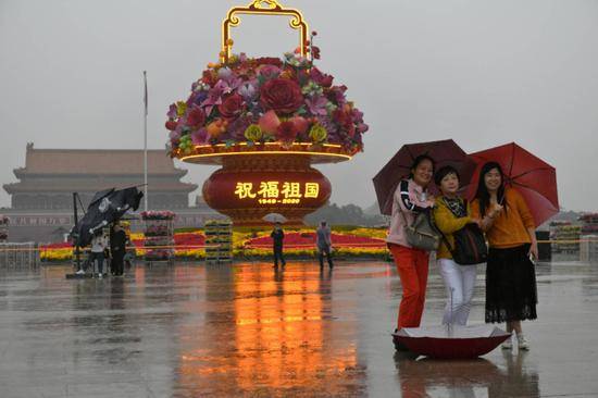 天安门广场“大花篮”雨中初亮相(图)