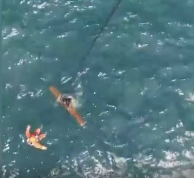 福建一渔船在东山海域沉没，一船员海中抱木板漂浮十小时获救