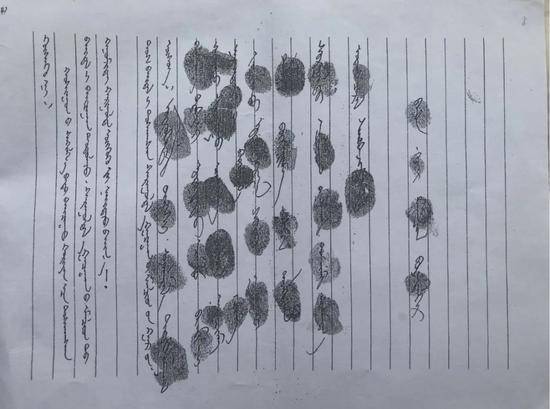 萨如拉塔拉嘎查36位牧民联名写了举报材料。新京报记者王翀鹏程摄