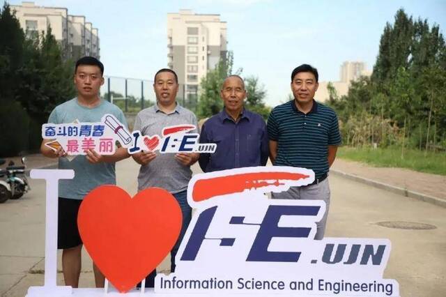 父子两代人，同缘济大门——济南大学信息科学与工程学院迎来一对“跨时空”校友