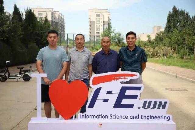 父子两代人，同缘济大门——济南大学信息科学与工程学院迎来一对“跨时空”校友