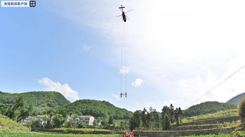 世界首次山地特高压线路直升机带电检修任务顺利完成