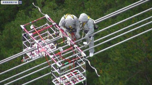 世界首次山地特高压线路直升机带电检修任务顺利完成