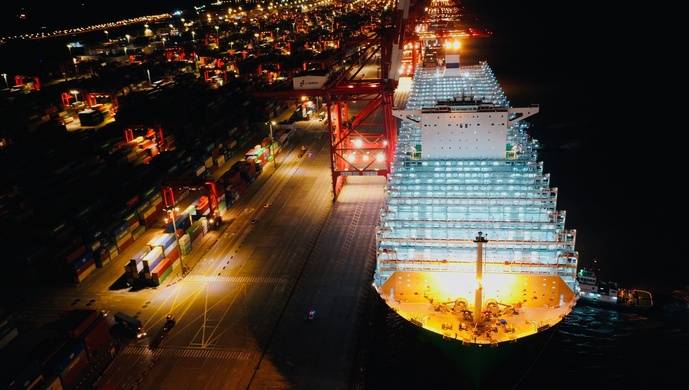 全球首艘2.3万箱双燃料动力集装箱船在洋山港正式投入运营