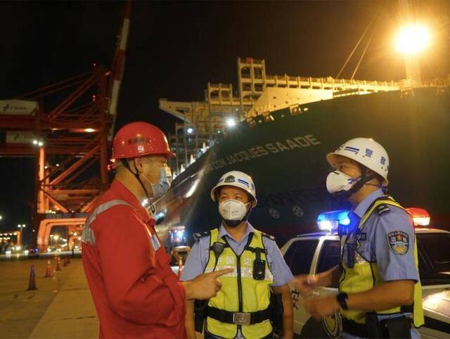 洋山边检民警与盛东集装箱码头公司工作人员密切配合加强船舶在港期间安全管理。周晓东摄