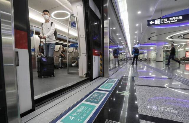 北京地铁大兴机场线即将运营满一年 首开4编组列车