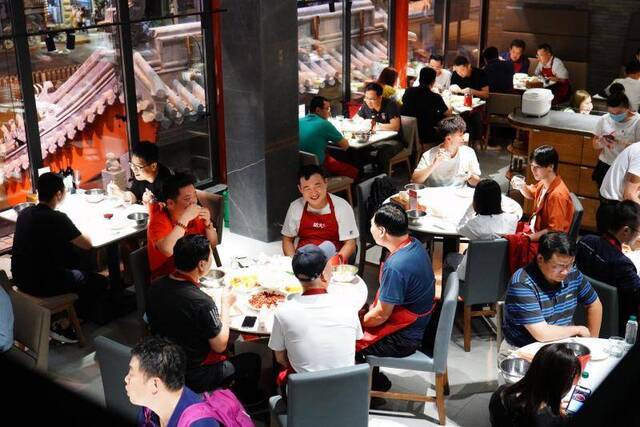 北京餐饮消费迎热潮，部分门店包间订满，排队等位数或创新高