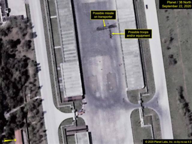 朝鲜在阅兵训练场上出现疑似能够搭载洲际弹道导弹的运载车辆图源：38 North