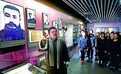 上海歌剧院原创歌剧《晨钟》剧组在一大会址献演记者郭新洋摄