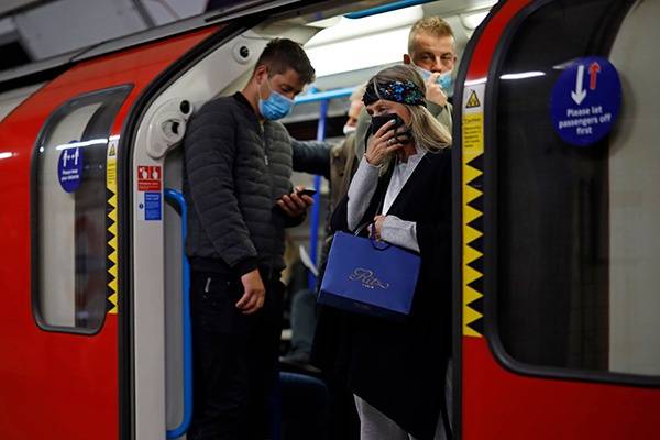 当地时间2020年9月23日，英国伦敦，乘客戴口罩出行。人民视觉图