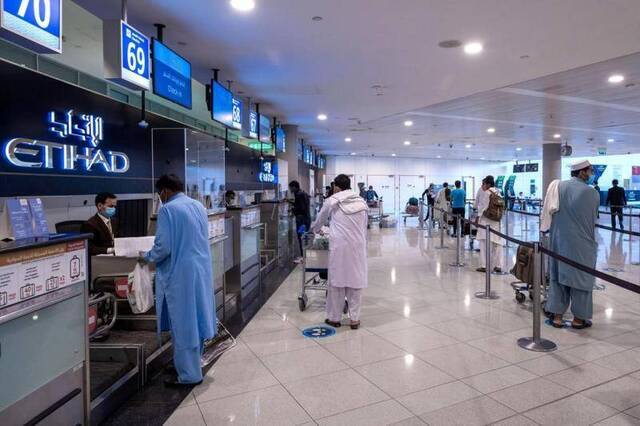 阿联酋恢复签发入境签证 工作许可证签发仍暂停