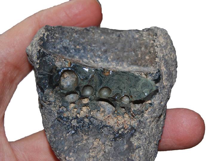 伊朗南部的查哈克村研究发现1000年前人类已经掌握不锈钢技术