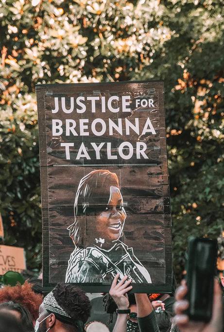 非裔女子泰勒案判决结果遭其家人和公众质疑 案件引发抗议游行持续升级