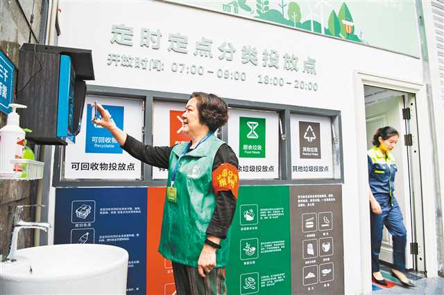 重庆在全国率先试点环卫领域多网融合 提高垃圾前端分类质量 提升垃圾分类处置效率 促进再生资源回收应收尽收