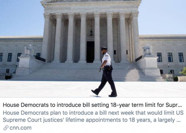 民主党人提出法案，将为最高法院大法官设定18年的任期限制。CNN报道截图