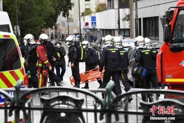 当地时间9月25日，法国首都巴黎发生持刀袭击事件。图为袭击事件现场戒备森严，大批救援人员在现场排查。中新社记者李洋摄