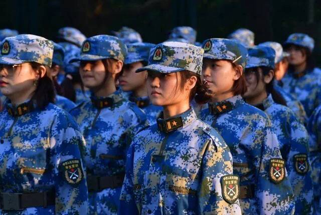 身着迷彩的济大新生，真飒！