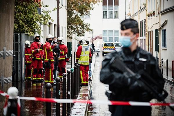 当地时间2020年9月25日，法国巴黎，《查理周刊》总部旧址附近发生持刀袭击事件。人民视觉图