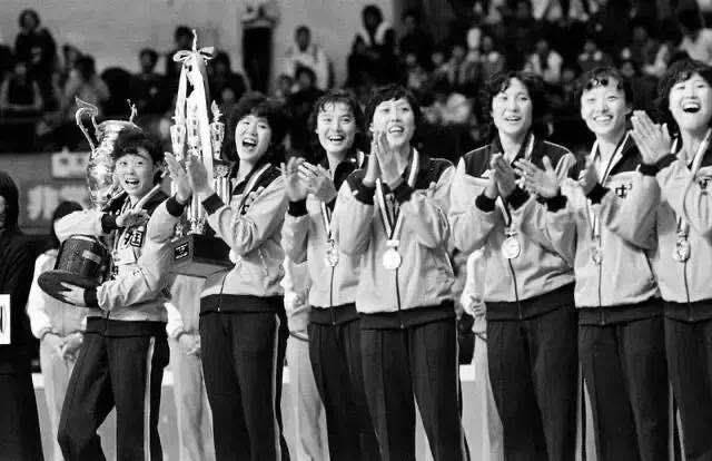 ▲1981年，中国女排首次获世界冠军。图片来自网络。