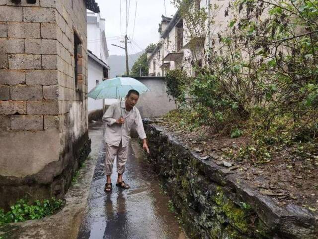 程美枝大哥程新平指认命案事发地。