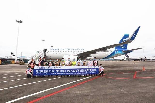 新飞机在江北机场正式入列华夏航空机队。华夏航空供图