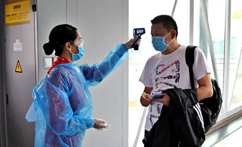 乘客检测体温重庆江北国际机场供图