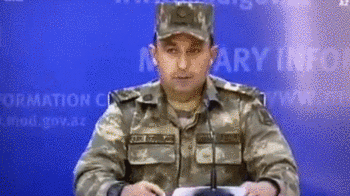 阿塞拜疆陆军发言人宣布“解放”多个村庄以后，与会记者开始鼓掌