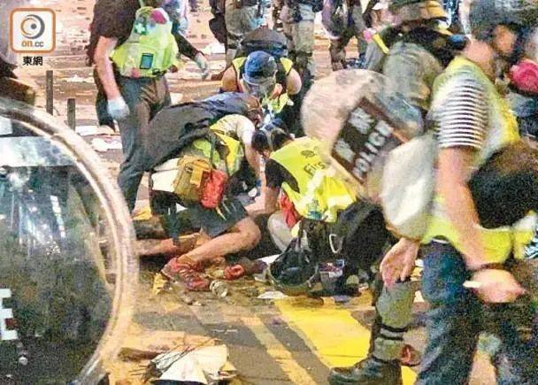 内地青年遭暴徒袭击现场图源：香港《东网》