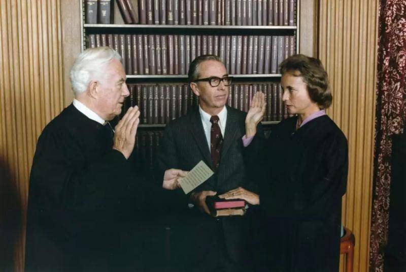 1981年，里根总统任命桑德拉·奥康纳为美国最高法院大法官。照片中间的是威廉·伦奎斯特大法官。