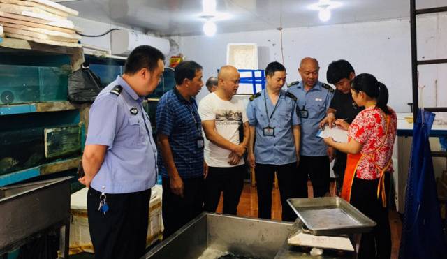 市场监管执法人员检查餐饮店鱼类进销货台账市市场监管局供图