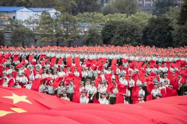 报告！重庆大学2020级新生集结完毕，请检阅！