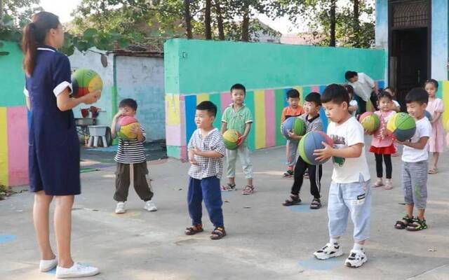 ▲幼儿园的小朋友在课外活动。新京报记者王俊摄