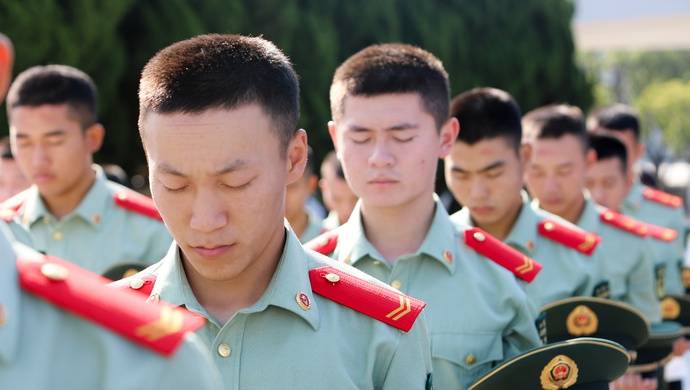 烈士纪念日，上海武警战士敬献花篮缅怀革命先烈