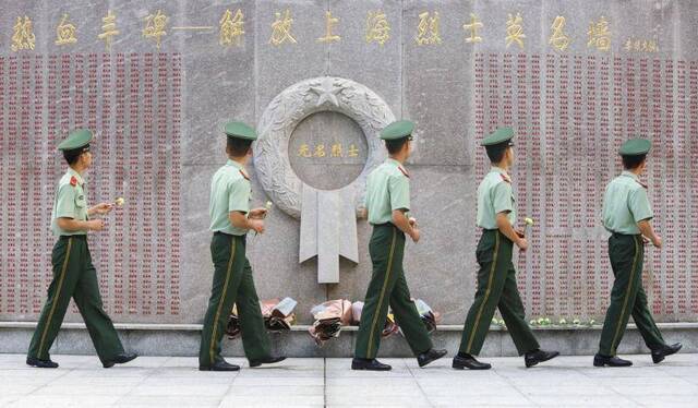 烈士纪念日，上海武警战士敬献花篮缅怀革命先烈